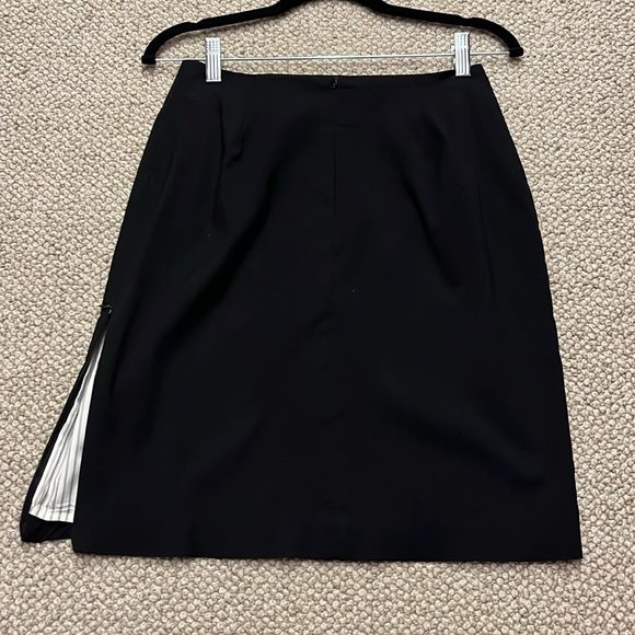 Classic Black Knee-Length Pencil Skirt for the Office - Picture 2 of 11